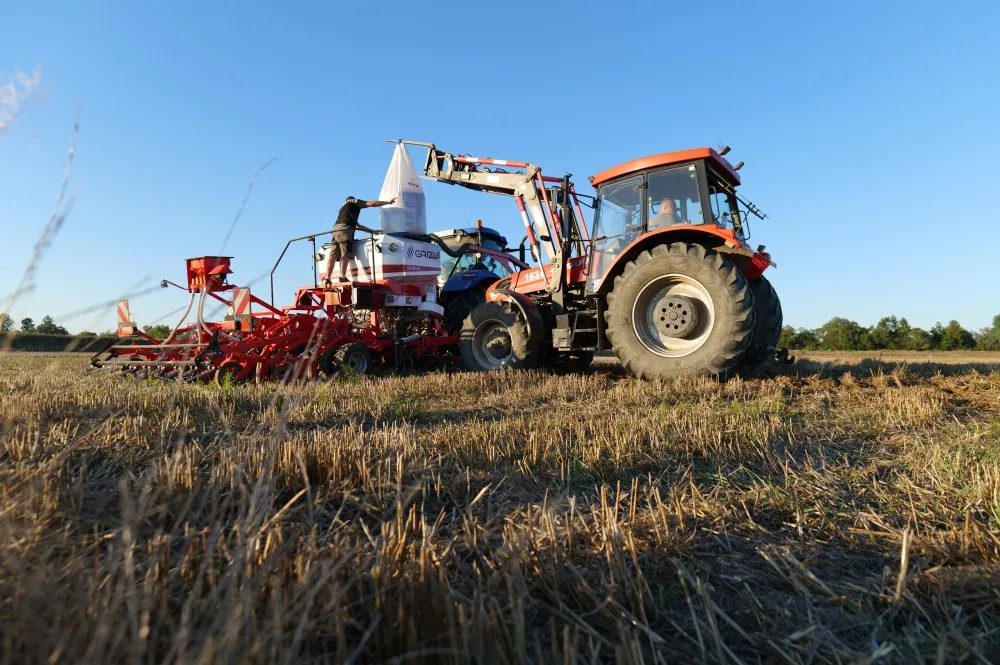 Ciągnik z maszyną Grizli do uprawy pasowej na polu